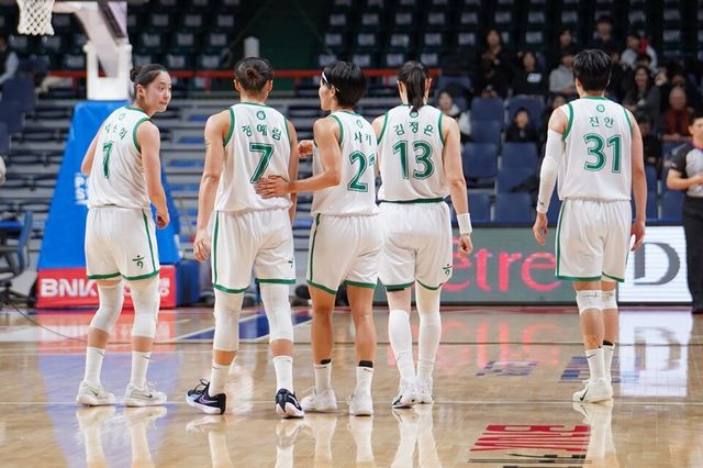 박소희(왼쪽부터), 정예림, 이이지마, 김정은, 진안. /WKBL 제공