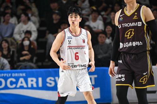 안양 정관장의 박지훈(왼쪽). /KBL 제공