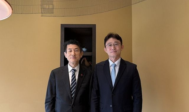 KT 차기 대표이사 후보로 내정된 박윤영 전 KT 기업부문장(사장)이 29일 김용현 KT 이사회 의장과 첫 공식 회동을 가졌다./연합뉴스