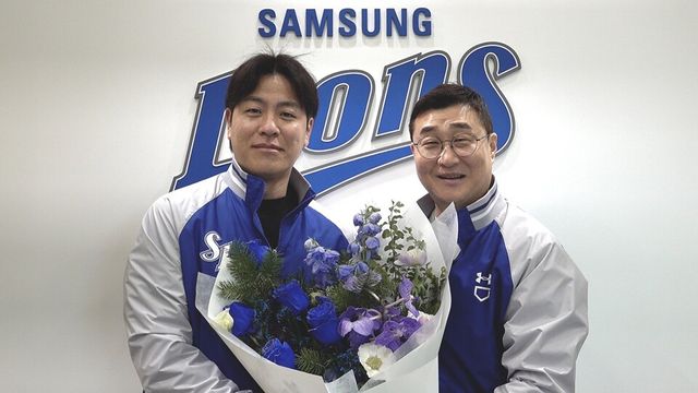 강민호(왼쪽)와 이종열 단장이 FA 계약을 마친 뒤 꽃다발을 들고 기념 촬영하고 있다. /삼성 라이온즈 제공
