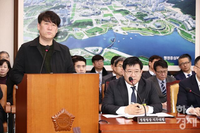 ​​​​​​​6일 서울 여의도 국회에서 12.29 여객기 참사 진상규명과 피해자 및 유가족 피해구제 특별위원회 전체회의가 열리고 있다. 박한신 제주항공 참사 유가족협의회 대표가&nbsp;의원 질의를 듣고 있다. /최대성 기자 dpdaesung@sporbiz.co.kr 2025.02.06.