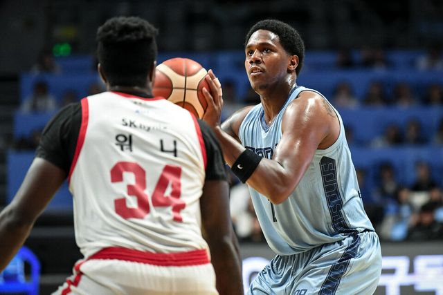 프로농구 고양 소노 네이던 나이트(오른쪽). /KBL 제공