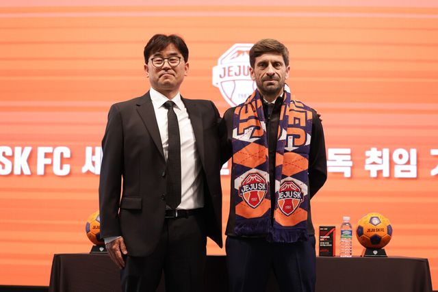 프로축구 K리그1(1부) 제주 SK의 새로운 사령탑 세르지우 코스타 감독(오른쪽)과 조자룡 신임 단장. /제주 SK 제공