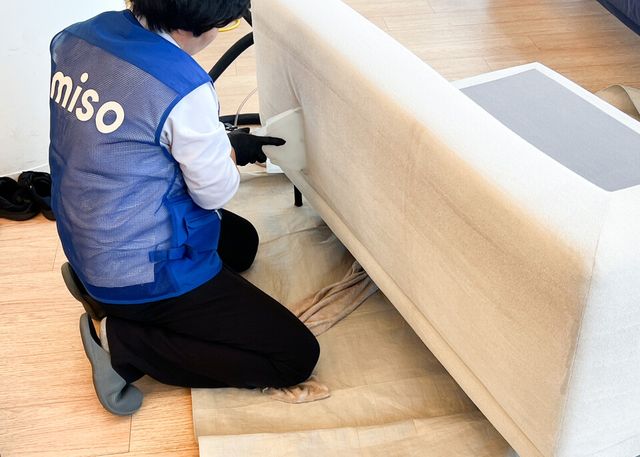 미소가 매트리스, 가죽·패브릭 소파, 카페트·러그 등을 전문적으로 관리하는 ‘가구 청소 서비스’를 최근 새롭게 선보였다./미소