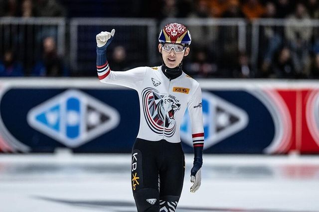 임종언이 월드투어에서 우승한 뒤 기뻐하고 있다. /ISU 홈페이지 갈무리