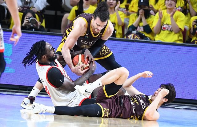 SK 워니(왼쪽)와 LG 마레이가 루즈볼을 두고 다투고 있다. /KBL 제공