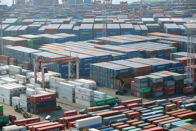 부산항 북항 컨테이너터미널 야적장에 수출입 컨테이너가 쌓여 있다./연합뉴스