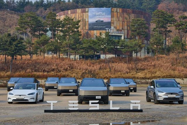 지난달 27일 서울 마포구 문화비축기지에서 사이버 트릭 공식 인도행사가 열린 가운데 사이버트럭들이 진열된 모습./테슬라코리아