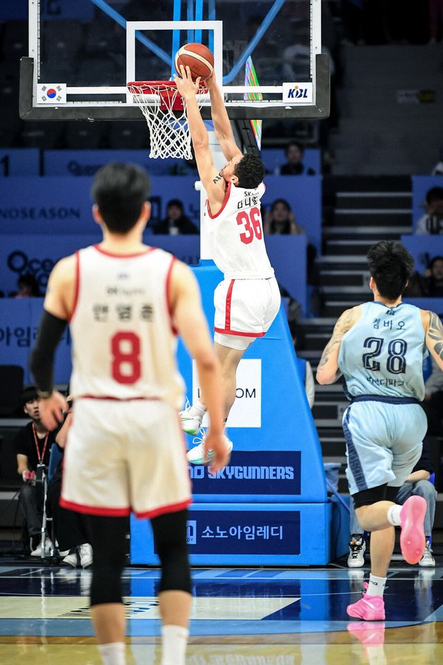  29일 고양 소노아레나에서 열린 2025-2026 LG전자 프로농구 정규리그 3라운드 고양 소노 원정 경기서 4쿼터 막판 덩크에 실패한 서울 SK의 에디 다니엘. /KBL 제공