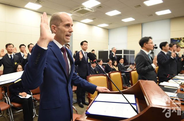 쿠팡 해럴드 로저스 대표가 30일 오전 서울 여의도 국회 과학기술정보방송통신위원회에서 열린 쿠팡 침해사고 및 개인정보 유출,불공정 거래,노동환경 실태 파악과 대책마련을 위한 연석청문회에서 증인 선서를 하고 있다./ 이호형 기자 leemario@sporbiz.co.kr 2025.12.30