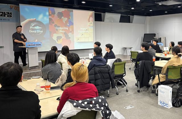 한국해양진흥공사는 지난 29일 부산 유라시아플랫폼에서 개최된 2026 KOBC 디지털 오션리더 발대식에서 조용민 언바운드랩데브 대표를 초청해 ‘AI 시대의 리더십과 문제해결’을 주제로 특강을 진행했다./해진공