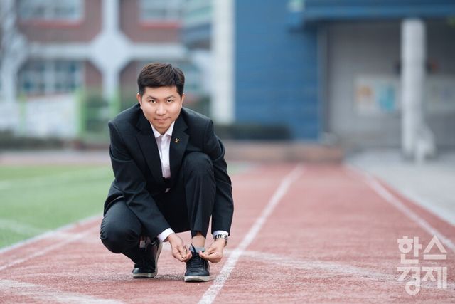 유승민 대한체육회장이 서울 서초구 RSM 스포츠에서 한국스포츠경제와 인터뷰를 한 후 인근 육상 트랙에서 포즈를 취하고 있다. /최대성 기자