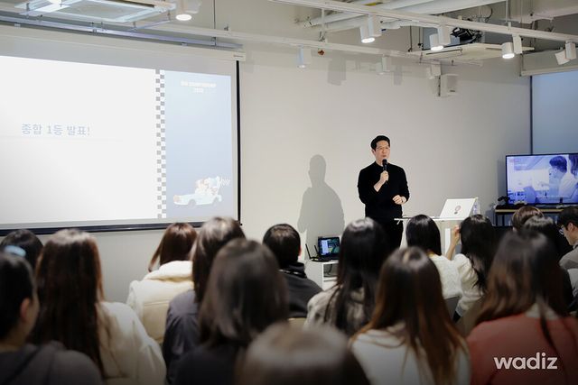 와디즈가 자사 AI 에이전트 서비스 '와이(WAi)'를 전 직원의 실제 업무에 적용하며 AI를 ‘일하는 방식’으로 정착시키는 조직 문화를 고도화하고 있다. 신혜성 와디즈 대표가 ‘WAi 챔피언십’ 1등 수상자를 발표하고 있다./와디즈