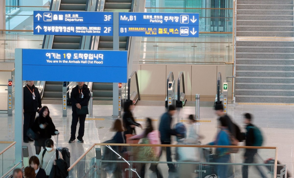 여행 수요 둔화와 고환율로&nbsp;저비용항공사(LCC)가 3분기&nbsp;실적 쇼크에 빠지지면서&nbsp;항공 채용 시장도 급격히 얼어붙고 있다./연합뉴스