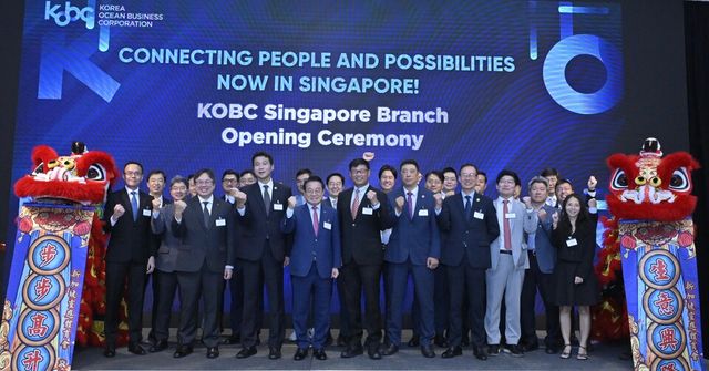 안병길 한국해양진흥공사 사장이 싱가포르 지사 개소식에 참석한 귀빈과 함께 기념 단체 사진을 촬영하고 있다./해진공