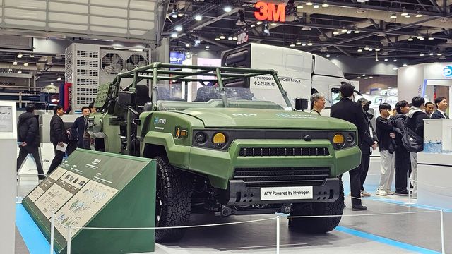 '월드&nbsp;하이드로젠&nbsp;엑스포&nbsp;2025' 현대차그룹 부스에 전시된 수소경전술차량(ATV)'의 외관./곽호준 기자