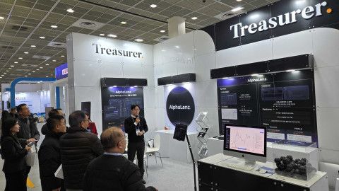 트레져러의 AI 투자 분석 솔루션 '알파렌즈'가 3일 서울 코엑스에서 개막한 'AI x 소프트웨이브 2025' 전시회에서 관람객들에게 선보이고 있다./트레져러