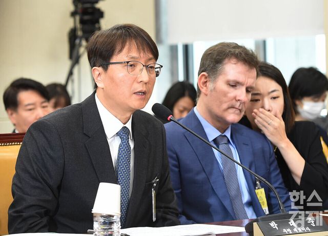 박대준 쿠팡 대표이사가 2일 오전 서울 여의도 국회 과학기술정보방송통신위원회에서 열린 쿠팡 대규모 개인정보 유출 사태 긴급 현안 질의에 참석해 의원 질의에 답하고 있다. 오른쪽은 브랫 매티스 쿠팡 정보보호최고책임자(CISO)/ 이호형 기자 leemario@sporbiz.co.kr 2025.12.02