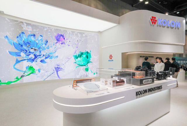 코오롱그룹이 4일부터 나흘간 경기도 일산 킨텍스에서 열리는 세계 최대 규모의 수소산업 박람회 ‘World Hydrogen EXPO(이하 WHE) 2025’에 참가한다. 사진은 박람회 현장 코오롱그룹 전시관 모습. /코오롱그룹