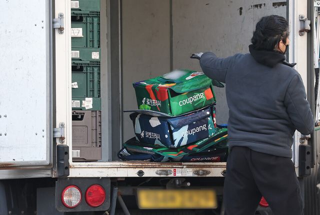국내 식품업계가 대형 이커머스 의존도를 줄이고 자사몰 강화에 나선 모습이다. 수수료 부담, 수익 구조 저하, 외부 변수 리스크를 관리하기 위해서다. 사진은 한 쿠팡 물류센터에서 직원이 물품을 옮기는 모습./
