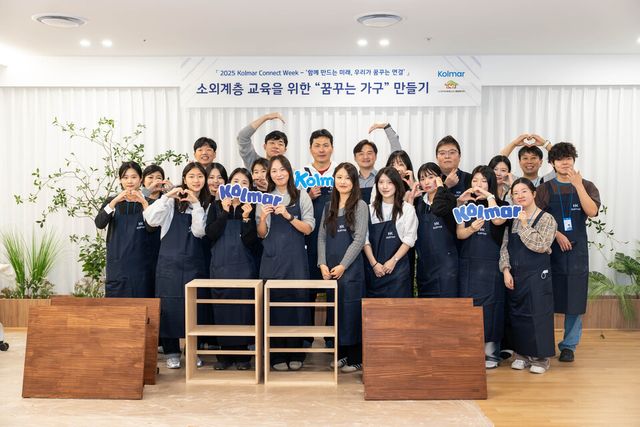 윤상현 콜마그룹 부회장(가운데)과 임직원들이 ‘2025 콜마 커넥트 위크’ 행사에서 ‘꿈꾸는 가구 만들기’ 프로그램에 참여했다./콜마홀딩스 제공.