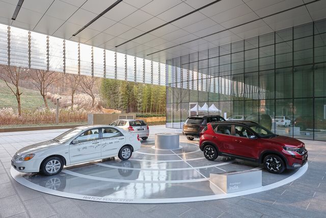 80주년 기념 전시 '움직임의 유산''에 전시된 차량들 모습./기아