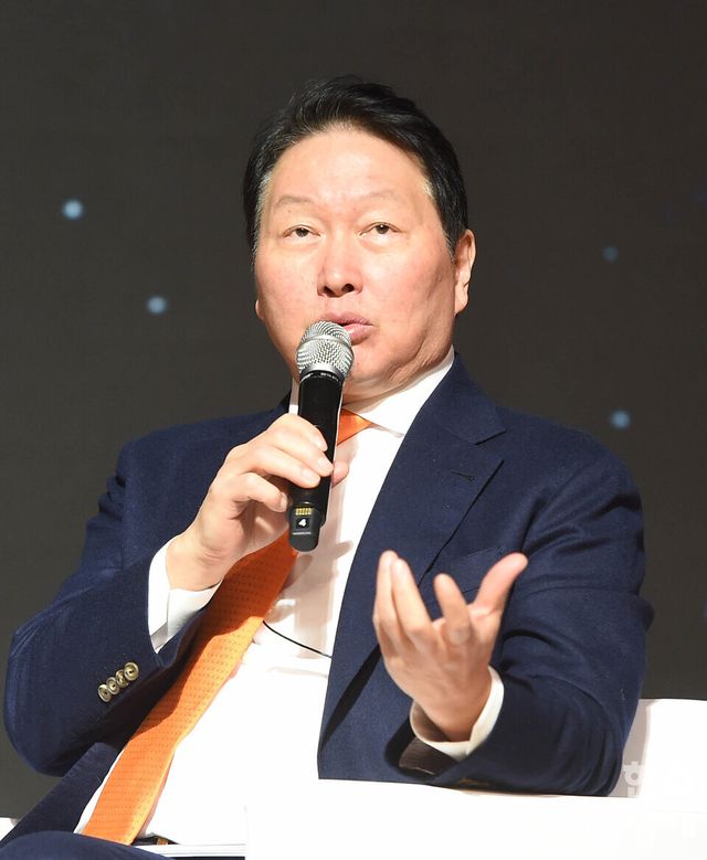 최태원 대한상의 회장이 5일 오후 서울 중구 대한상공회의소 국제회의장서 열린 제4회 한국은행- 대한상공회의소 공동 세미나 특별대담에 참석해 이창용 한국은행 총재의 질문에 답을 하고 있다./ 이호형 기자 leemario@sporbiz.co.kr 2025.12.05