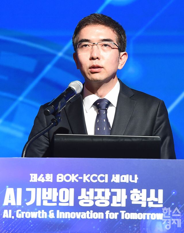 이홍락 LG AI연구원장이 5일 오후 서울 중구 대한상공회의소 국제회의장서 열린 제4회 한국은행- 대한상공회의소 공동 세미나에서 기조연설을 하고 있다./ 이호형 기자 leemario@sporbiz.co.kr 2025.12.05