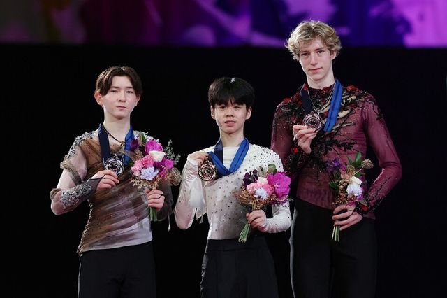 서민규(가운데)가 JGP 금메달을 들고 기념 촬영하고 있다. /연합뉴스