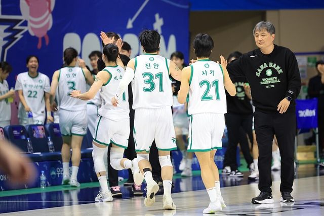 하나은행 선수단. /WKBL 제공
