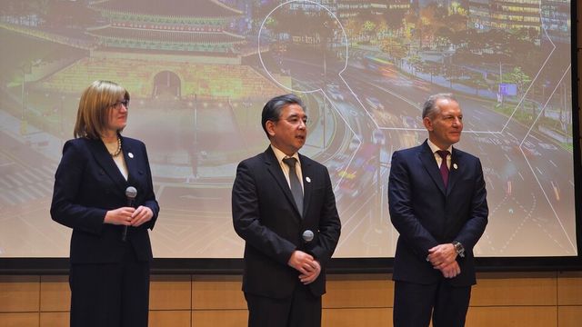 (왼쪽부터)이바나 제멜코바 수소위원회 CEO, 장재훈 현대차그룹 부회장, 프랑수아 자코브 에어리퀴드그룹 회장이 4일&nbsp; 기자들의 질문에 답변하고 있는 모습./곽호준 기자