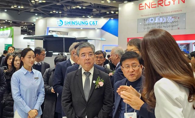 장재훈&nbsp;현대차그룹&nbsp;부회장(가운데)이 '월드&nbsp;하이드로젠&nbsp;엑스포&nbsp;2025' 현대차그룹&nbsp;부스를&nbsp;둘러보고&nbsp;있다./곽호준 기자