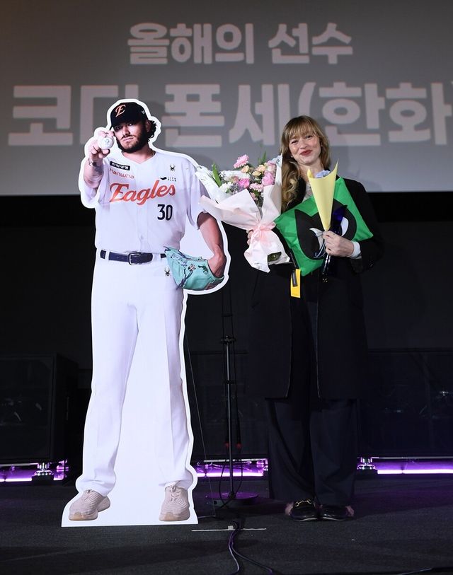 엠마 폰세가 코디 폰세 등신대와 함께 기념 촬영하고 있다. /스포츠서울 제공