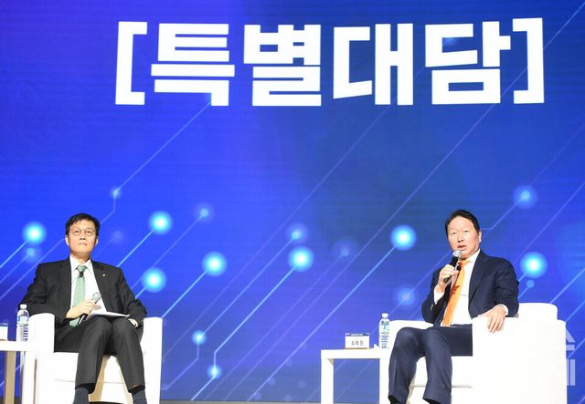 최태원 대한상의 회장과 이창용 한국은행 총재가 5일 오후 서울 중구 대한상공회의소 국제회의장서 열린 제4회 한국은행- 대한상공회의소 공동 세미나에서 특별대담을 하고 있다./ 이호형 기자 leemario@sporbiz.co.kr 2025.12.05