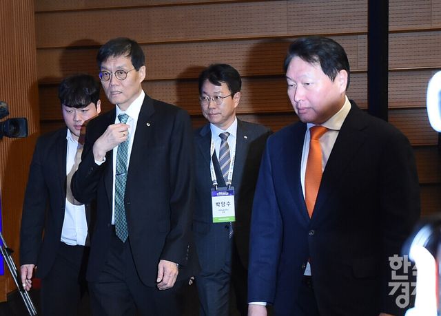 최태원 대한상의 회장과 이창용 한국은행 총재가 5일 오후 서울 중구 대한상공회의소 국제회의장서 열린 제4회 한국은행- 대한상공회의소 공동 세미나에 입장을 하고 있다./ 이호형 기자 leemario@sporbiz.co.kr 2025.12.05