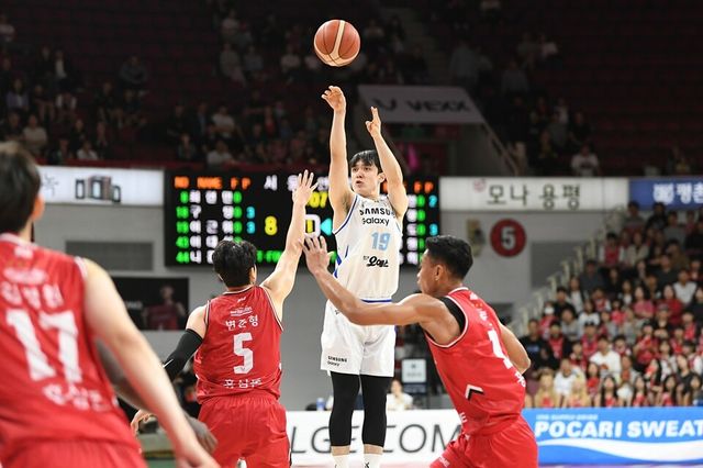 이근휘가 3점슛을 시도하고 있다. /KBL 제공