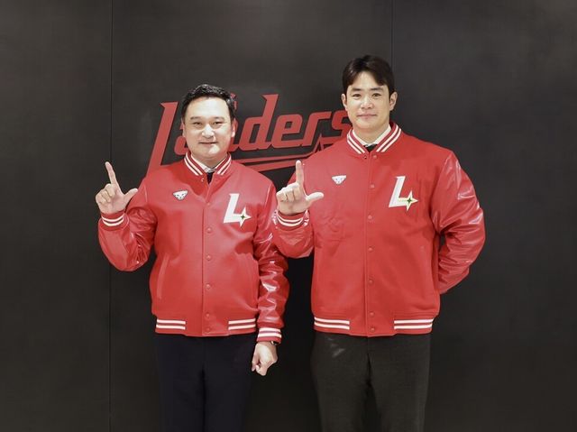 김재섭 대표이사와 김재환이 랜더스의 'L'을 표현하고 있다. /SSG 랜더스 제공&nbsp;