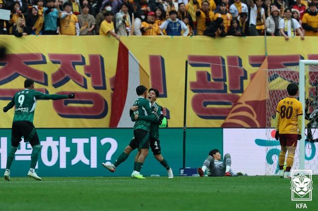 프로축구 K리그1(1부) ‘디펜딩 챔피언’ 전북 현대가 2025 하나은행 코리아컵 결승전에서 광주 FC를 연장 접전 끝에 2-1로 제압했다. /KFA 제공