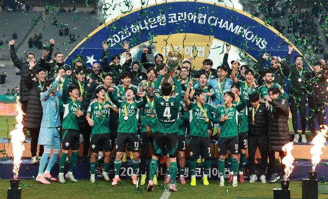 프로축구 K리그1(1부) ‘디펜딩 챔피언’ 전북 현대가 2025 하나은행 코리아컵 결승전에서 광주 FC를 연장 접전 끝에 2-1로 제압했다. /연합뉴스