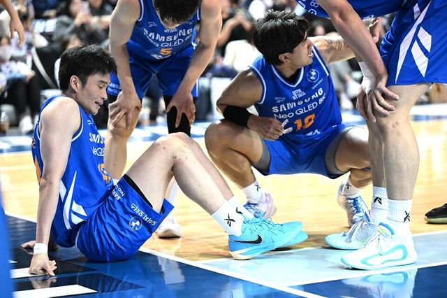 이대성이 지난달 1일 부산 KCC전 부상으로 주저 앉아 있다. /KBL 제공