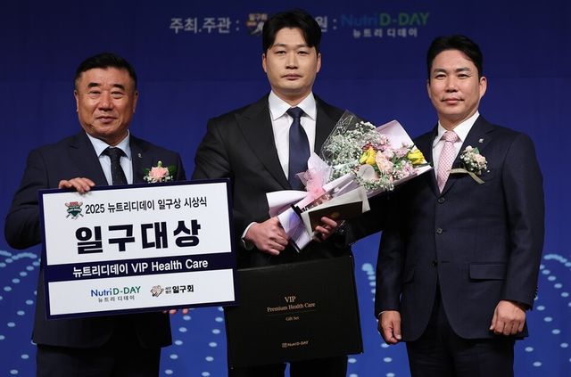 오승환(가운데)이 일구대상을 받은 뒤 기념 촬영하고 있다. /연합뉴스