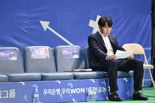 위성우 감독이 벤치에 앉아 고민하고 있다. /WKBL 제공