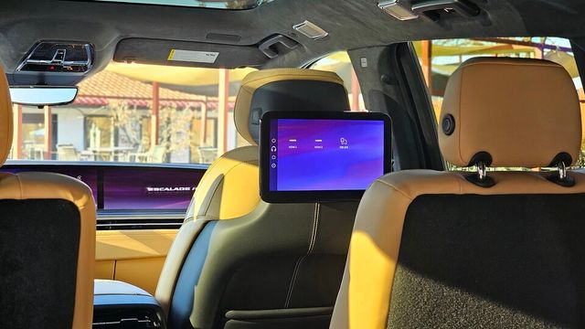 캐딜락 '에스컬레이드 IQ'의 2열 12.6인치 개별 모니터./곽호준 기자