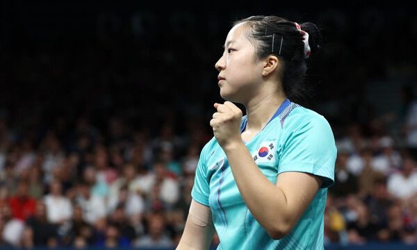 신유빈이 지난해 파리 올림픽 출전해 주먹을 불끈 쥐고 있다. /연합뉴스