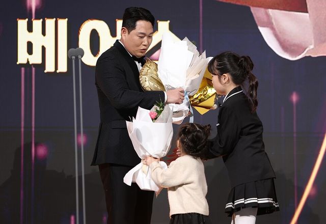 양의지가 꽃다발을 전달받고 있다. /연합뉴스