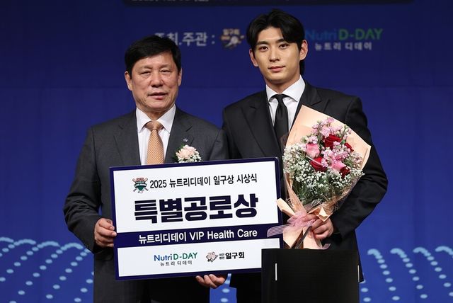 허구연(왼쪽) KBO 총재와 이정후가 기념 촬영하고 있다. /연합뉴스