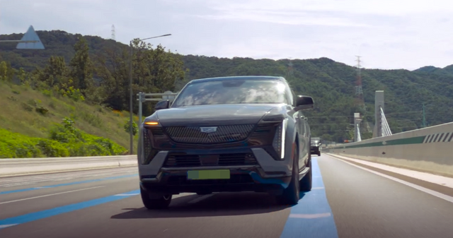 캐딜락 '에스컬레이드 IQ'의 자동 차선 변경 기능 모습./한국GM