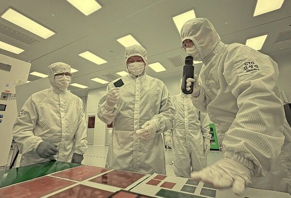 최태원 SK그룹 회장(가운데)이 지난 3일(현지시간) 미국 조지아주 커빙턴시에 위치한 앱솔릭스를 찾아 세계 최초 글라스 기판 양산 공장을 둘러보며 사업 현황을 점검하고 있다./SK수펙스추구협의회