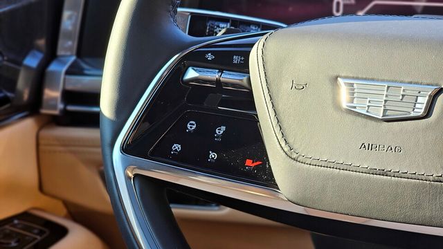 캐딜락 '에스컬레이드 IQ'의 스티어링 휠 왼쪽 상단에 위치한 '슈퍼크루즈' 버튼./곽호준 기자