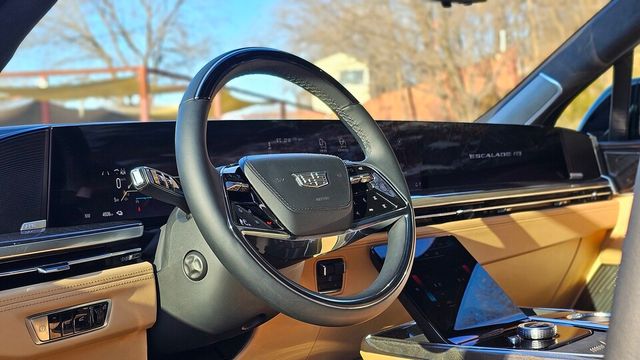 캐딜락 '에스컬레이드 IQ'의 스티어링 휠./곽호준 기자